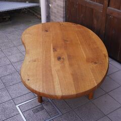 飛騨高山の家具メーカー キツツキマークの飛騨産業(HIDA)。森のことばシリーズのオーク無垢材(節入り) 豆型リビングテーブル。センターテーブルとしてはもちろんロータイプなので和室の座卓にも。CA102