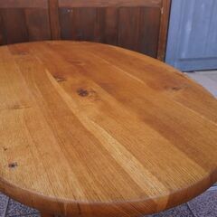 飛騨高山の家具メーカー キツツキマークの飛騨産業(HIDA)。森のことばシリーズのオーク無垢材(節入り) 豆型リビングテーブル。センターテーブルとしてはもちろんロータイプなので和室の座卓にも。CA102