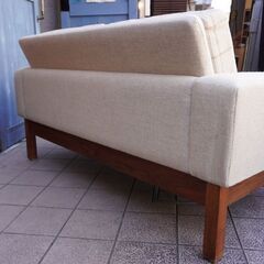 北欧デンマークから入荷したゆったりリラックスして座れるローズウッド材×ファブリックの2人掛けソファです。チェック柄が可愛らしいラブソファーはインテリアのアクセントに♪CA107