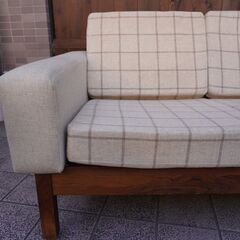 北欧デンマークから入荷したゆったりリラックスして座れるローズウッド材×ファブリックの2人掛けソファです。チェック柄が可愛らしいラブソファーはインテリアのアクセントに♪CA107