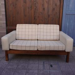 北欧デンマークから入荷したゆったりリラックスして座れるローズウッド材×ファブリックの2人掛けソファです。チェック柄が可愛らしいラブソファーはインテリアのアクセントに♪CA107