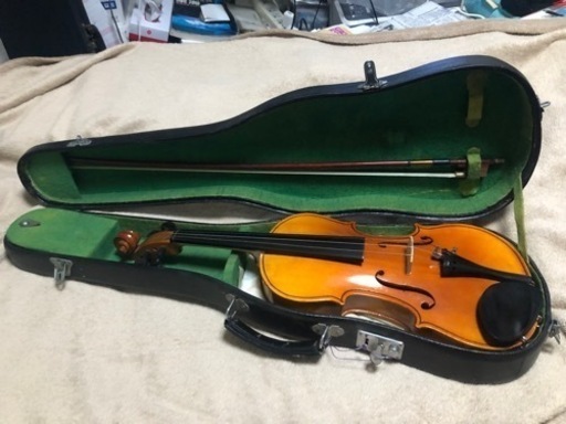 バイオリン4/4程度は極上ですが弓が何本か切れあり