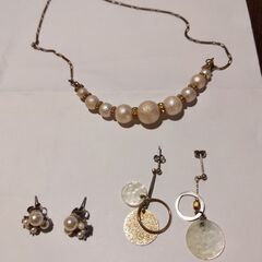 真珠風ピアスとネックス、丸いモチーフのピアス