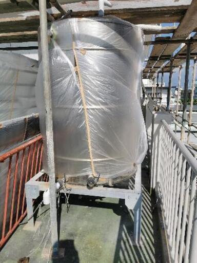 屋上の水タンク　オールステンレス製です