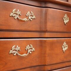 サァラ麻布取り扱いのアメリカの高級家具ブランドCENTURY(センチュリー)社の3段チェストです。クラシックでエレガントなデザインのアンティーク調の洋タンスは上品な印象に。CA114