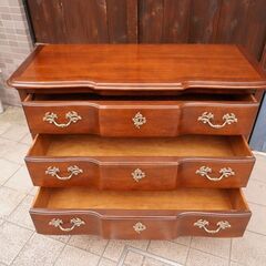 サァラ麻布取り扱いのアメリカの高級家具ブランドCENTURY(センチュリー)社の3段チェストです。クラシックでエレガントなデザインのアンティーク調の洋タンスは上品な印象に。CA114