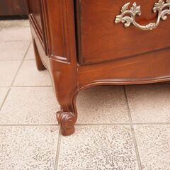 サァラ麻布取り扱いのアメリカの高級家具ブランドCENTURY(センチュリー)社の3段チェストです。クラシックでエレガントなデザインのアンティーク調の洋タンスは上品な印象に。CA114