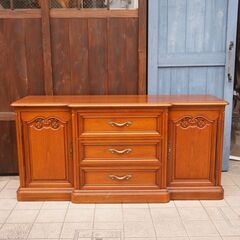 DREXEL HERITAGE(ドレクセルヘリテイジ)のTouraine(ツーレイン) サイドボードです。熟練した職人によるクラシックでエレガントなキャビネットは店舗などにもおススメです。CA116