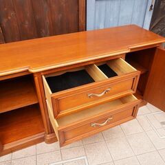 DREXEL HERITAGE(ドレクセルヘリテイジ)のTouraine(ツーレイン) サイドボードです。熟練した職人によるクラシックでエレガントなキャビネットは店舗などにもおススメです。CA116