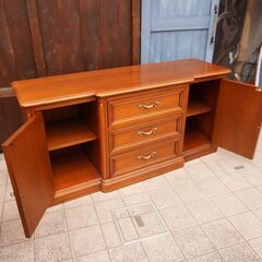 DREXEL HERITAGE(ドレクセルヘリテイジ)のTouraine(ツーレイン) サイドボードです。熟練した職人によるクラシックでエレガントなキャビネットは店舗などにもおススメです。CA116