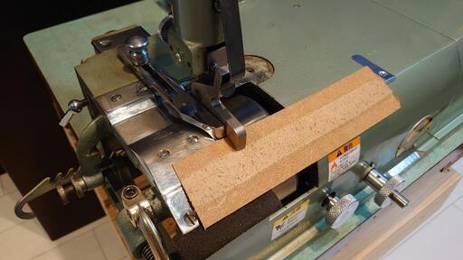 ニッピ革漉き機/NP-202○卓上型○美品○専用作業台付き