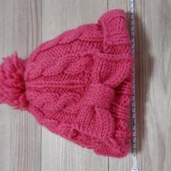 手編み　濃いピンクのニット帽