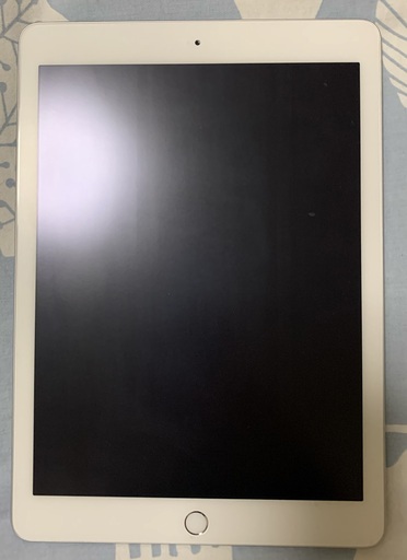iPad（第5世代）シルバー 32GB Wi-Fiモデル 中古品