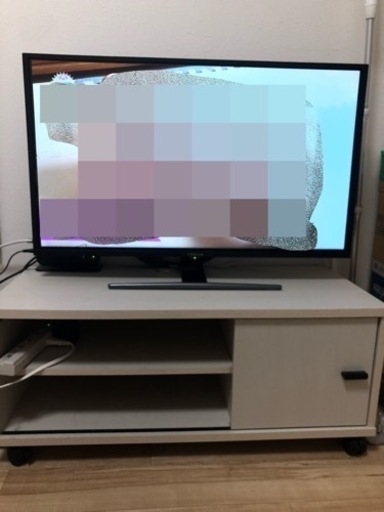 32V型ハイセンス液晶テレビ、リモコンあり、(ご希望の方写真のテレビボードも無料でお譲りします。)