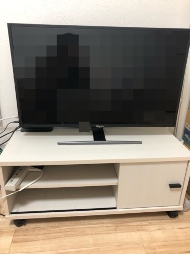 32V型ハイセンス液晶テレビ、リモコンあり、(ご希望の方写真のテレビボードも無料でお譲りします。)