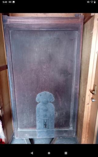 土蔵扉１　欅材の框に松材?板　建築古材古民家　高さ約１８３.５cm　鍵付きと思います