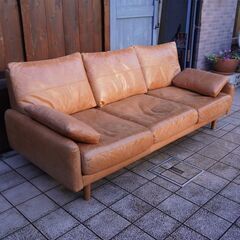 unico(ウニコ)のVINT(ヴィント）レザー 3人掛けソファーです。しなやかでしっとりとした触り心地が魅力の天然皮革を使用したシンプルでモダンなトリプルソファーです♪男前インテリアに！②CA124