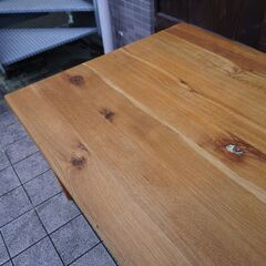 飛騨高山の家具メーカー キツツキマークの飛騨産業(HIDA)。森のことばシリーズのオーク無垢材(節入り)ダイニングテーブル。天然木らしい節が主役のシンプルなデザインの食卓です♪CA127