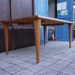飛騨高山の家具メーカー キツツキマークの飛騨産業(HIDA)。森のことばシリーズのオーク無垢材(節入り)ダイニングテーブル。天然木らしい節が主役のシンプルなデザインの食卓です♪CA127