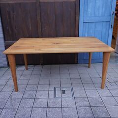 飛騨高山の家具メーカー キツツキマークの飛騨産業(HIDA)。森のことばシリーズのオーク無垢材(節入り)ダイニングテーブル。天然木らしい節が主役のシンプルなデザインの食卓です♪CA127