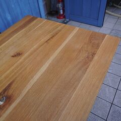 飛騨高山の家具メーカー キツツキマークの飛騨産業(HIDA)。森のことばシリーズのオーク無垢材(節入り)ダイニングテーブル。天然木らしい節が主役のシンプルなデザインの食卓です♪CA127