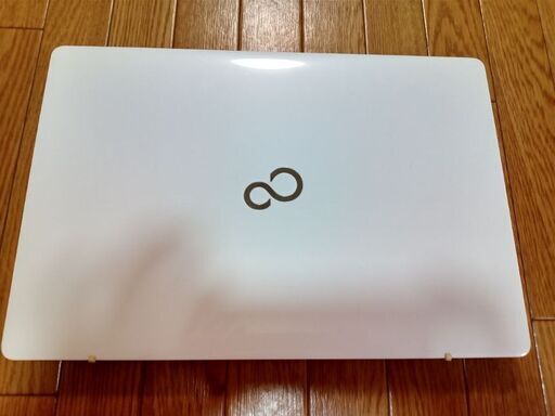 富士通のノートパソコン（15.6インチ）