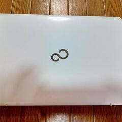 富士通のノートパソコン（15.6インチ）