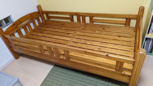 木製の二段ベッド