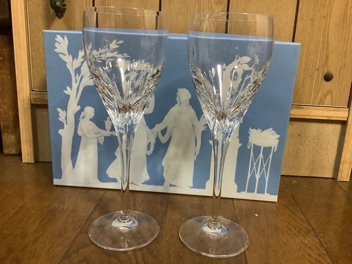 新品、ウエッジウッドのペアワイングラスです。