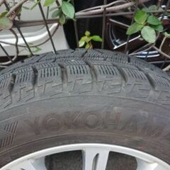 スタッドレス スノータイヤ プリウス 2017年製