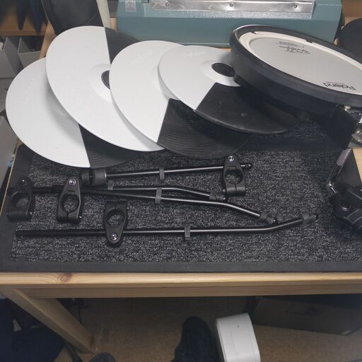 Roland TD-1K (オプションによりTD-1KV)  と拡張オプション ( メッシュのスネア1つ、シンバル1つ、防音マット2つ)　スティックとスティックケースをお付けします Roland TD-1K (オプションによりTD-1KV) と拡張オプション ( メッシュ