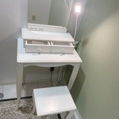 【ネット決済】ドレッサー　椅子セット　ライト付き。化粧台