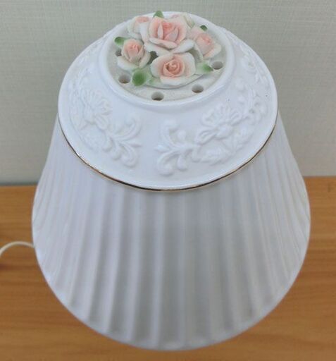 キシマ 陶磁器製 テーブルランプ 花モチーフ 高さ35cm 白 コード式 西洋風 卓上ライト デスクライト インテリア 札幌 西野店
