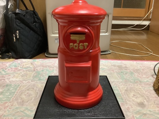 陶器の大きなポスト型貯金箱です。