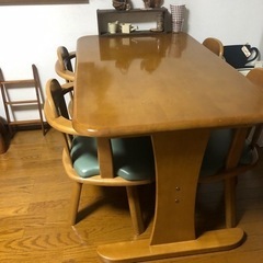 ダイニングテーブル (+椅子五脚)