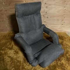 ● 肘掛け付きの座椅子、ニトリ