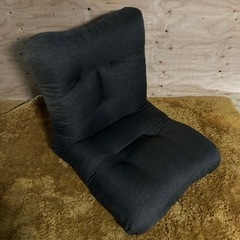 ● 折りたたみ式の座椅子、厚めのクッション