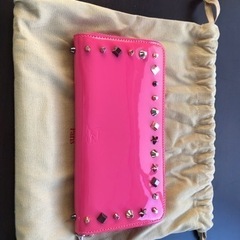 クリスチャン　ルブタン　パテントレザー　スタッズラウンドジップウォレット　ピンク　長財布 クリスチャン ルブタン パテントレザー スタッズラウンドジップ