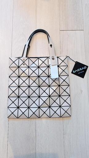 BAOBAO ISSEY MIYAKE のBASIC Lucent オフホワイト