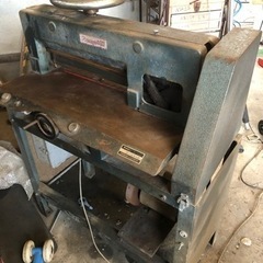 断裁機　紙類の切断　切断加工　製本