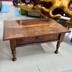 軽さが魅力の木製テーブル