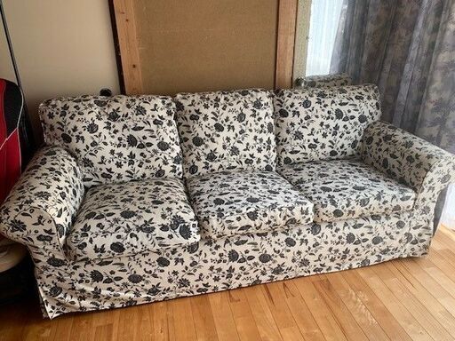 IKEA3人掛けソファー　大人気シリーズ　（上品な白に花柄は数年出ていない希少価値あり）