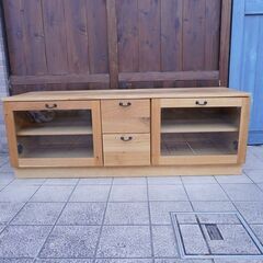 飛騨高山の家具メーカー キツツキマークの飛騨産業(HIDA)。森のことばシリーズのオーク無垢材(節入り) AVキャビネット。天然木が美しいナチュラルなテレビボードは和モダンなインテリアに。CA205