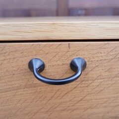 飛騨高山の家具メーカー キツツキマークの飛騨産業(HIDA)。森のことばシリーズのオーク無垢材(節入り) AVキャビネット。天然木が美しいナチュラルなテレビボードは和モダンなインテリアに。CA205