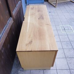 飛騨高山の家具メーカー キツツキマークの飛騨産業(HIDA)。森のことばシリーズのオーク無垢材(節入り) AVキャビネット。天然木が美しいナチュラルなテレビボードは和モダンなインテリアに。CA205