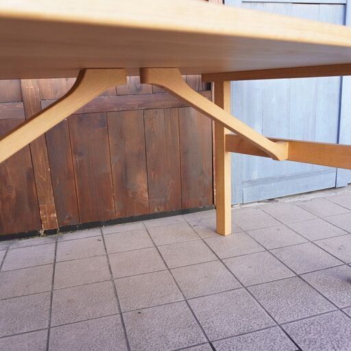 デンマークのFREDERICIA(フレデリシア) よりボーエ・モーエンセンデザイン6284 オーク無垢材 ダイニングテーブル。スリムで美しいラインと高い耐久性を合わせもった存在感のあるテーブルです。CA218