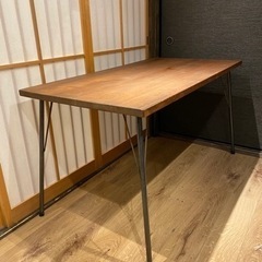 アンティーク調ダイニングテーブル　(木製)