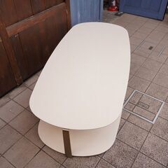 arflex(アルフレックス) のルドヴィカ＋ロベルト・パロンバデザインGRAN(グラン) リビングテーブル。ゆるやかな曲線と安定感の漂う美しいセンターテーブルはリビングをモダンで洗練された空間に。CA226