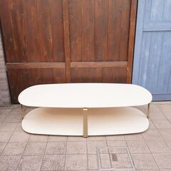 arflex(アルフレックス) のルドヴィカ＋ロベルト・パロンバデザインGRAN(グラン) リビングテーブル。ゆるやかな曲線と安定感の漂う美しいセンターテーブルはリビングをモダンで洗練された空間に。CA226