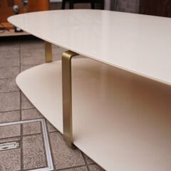 arflex(アルフレックス) のルドヴィカ＋ロベルト・パロンバデザインGRAN(グラン) リビングテーブル。ゆるやかな曲線と安定感の漂う美しいセンターテーブルはリビングをモダンで洗練された空間に。CA226